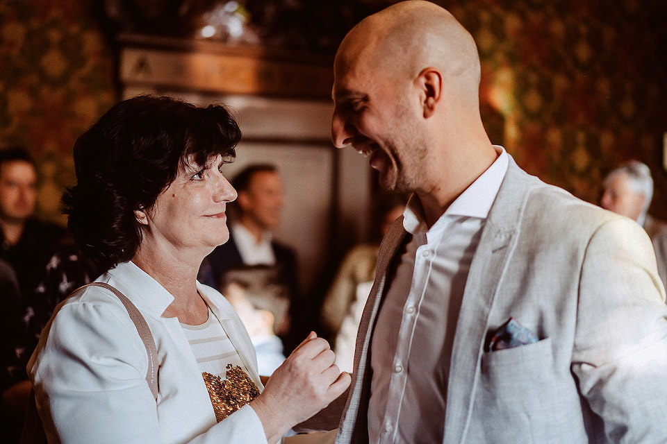 Mutter gratuliert ihrem Sohn zur Hochzeit