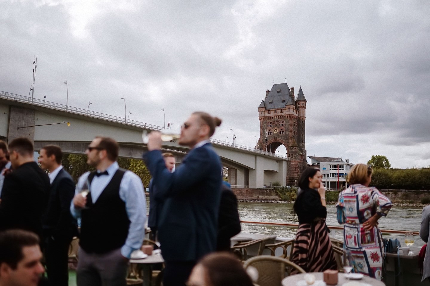 Gäste trinken Bier während einer Schiffahrt von Mannheim nach Worms während einer Hochzeit