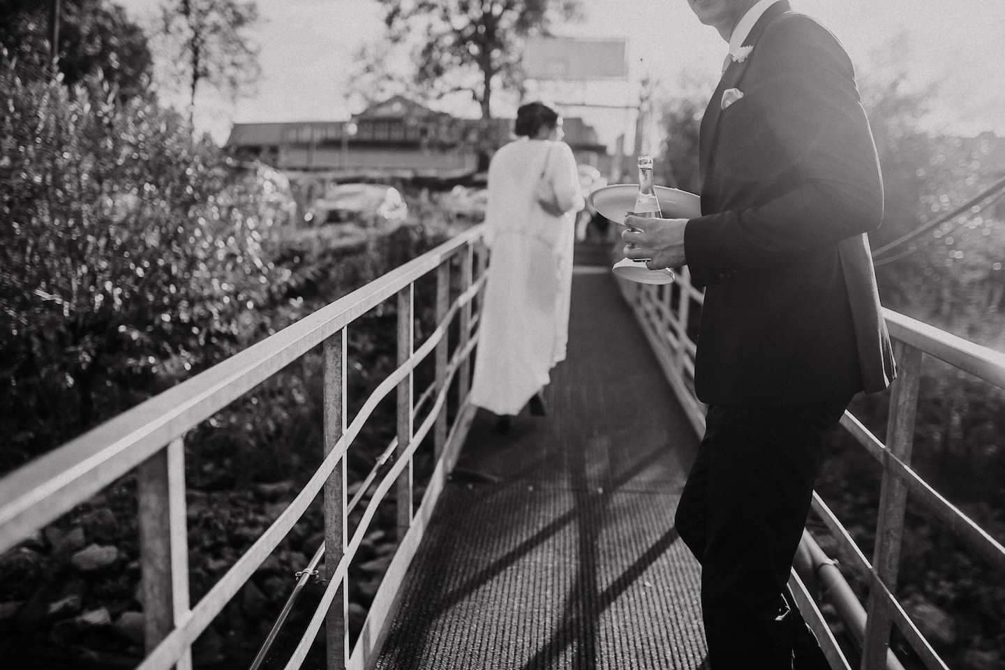 Hochzeitspaar verlässt das Boot am Neckar